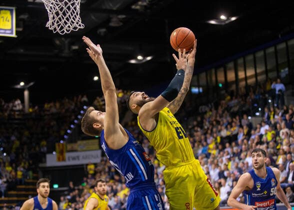 Oldenburg, Lower Saxony, DEU, 17 10 2021, Martin Breunig center, EWE Baskets Oldenburg and Tim Schneider left, Alba Berlin EWE Baskets Oldenburg vs Alba Berlin 1 Basketball Bundesliga Saison 2021 2022, 4 Spieltag, Grosse EWE Arena EWE Baskets Oldenburg vs Alba Berlin