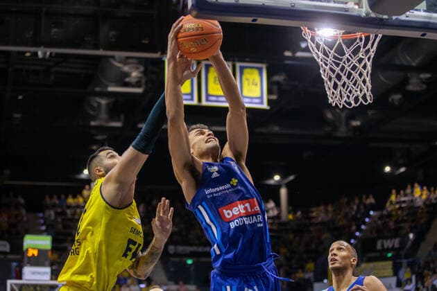 Oldenburg, Lower Saxony, DEU, 17 10 2021, Oscar da Silva center, Alba Berlin and Martin Breunig left, EWE Baskets Oldenburg , EWE Baskets Oldenburg vs Alba Berlin 1 Basketball Bundesliga Saison 2021 2022, 4 Spieltag, Grosse EWE Arena EWE Baskets Oldenburg vs Alba Berlin
