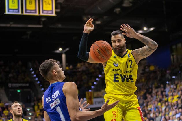 Oldenburg, Lower Saxony, DEU, 17 10 2021, Martin Breunig right, EWE Baskets Oldenburg and Oscar da Silva left, Alba Berlin EWE Baskets Oldenburg vs Alba Berlin 1 Basketball Bundesliga Saison 2021 2022, 4 Spieltag, Grosse EWE Arena EWE Baskets Oldenburg vs Alba Berlin