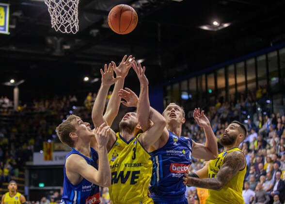 Oldenburg, Lower Saxony, DEU, 17 10 2021, from left Malte Delow Alba Berlin , Max Heidegger EWE Baskets Oldenburg , Luke Sikma Alba Berlin and Martin Breunig EWE Baskets Oldenburg EWE Baskets Oldenburg vs Alba Berlin 1 Basketball Bundesliga Saison 2021 2022, 4 Spieltag, Grosse EWE Arena EWE Baskets Oldenburg vs Alba Berlin