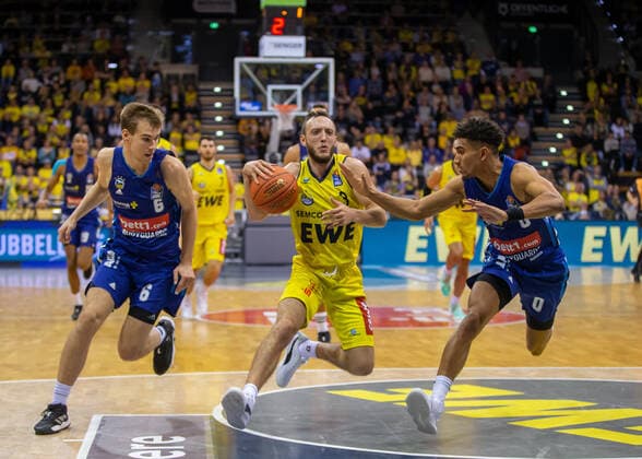 Oldenburg, Lower Saxony, DEU, 17 10 2021, Malte Delow left, Alba Berlin , Max Heidegger center, EWE Baskets Oldenburg unnd Maodo Lo right, Alba Berlin EWE Baskets Oldenburg vs Alba Berlin 1 Basketball Bundesliga Saison 2021 2022, 4 Spieltag, Grosse EWE Arena EWE Baskets Oldenburg vs Alba Berlin