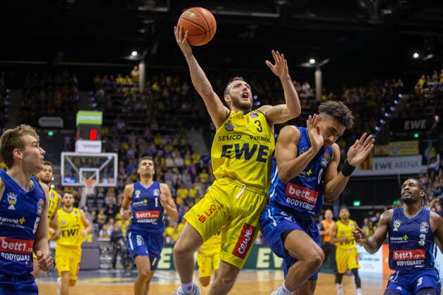 Oldenburg, Lower Saxony, DEU, 17 10 2021, Malte Delow left, Alba Berlin , Max Heidegger center, EWE Baskets Oldenburg unnd Maodo Lo right, Alba Berlin EWE Baskets Oldenburg vs Alba Berlin 1 Basketball Bundesliga Saison 2021 2022, 4 Spieltag, Grosse EWE Arena EWE Baskets Oldenburg vs Alba Berlin