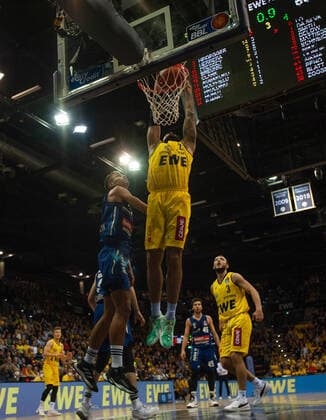 GER, Basketball,easyCredit BBL, EWE Baskets Oldenburg vs ALBA Berlin 17 10 2021, EWE Arena, Oldenburg, GER, easyCredit BBL, EWE Baskets Oldenburg vs ALBA Berlin, pictured dunking Martin BREUNING EWE Baskets Oldenburg 12 Oscar daSILVA ALBA Berlin 1 nordphotoxRojahn nph00310