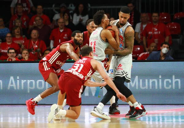 31 Zan Mark Sisko, 2 Corey Walden, 1 Deshaun Thomas FCBB red, vs Maximilian Begue and 11 Jalen Tate Giessen Basketball BBL FC Bayern Munich vs Giessen 46ers, at Audi Dome on 17 10 2021 PHOTO Mladen Lackovic LakoPress