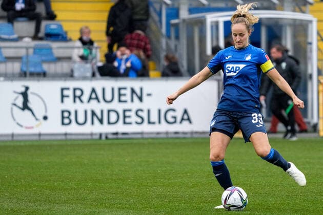 Fabienne Dongus (TSG, 33) vor einer Werbebande mit der Aufschrift: Frauen-Bundesliga, Freisteller, Ganzkörper, Einzelbild, Aktion, Action, Symbolfoto, Symbolbild, Symbol, 17.10.2021, Sinsheim (Hoffenheim) (Deutschland), Fussball, Flyeralarm Frauen-Bundesliga, TSG 1899 Hoffenheim - VfL Wolfsburg, 17.10.2021, Sinsheim (Hoffenheim) (Deutschland), Fussball, Flyeralarm Frauen-Bundesliga, TSG 1899 Hoffenheim - VfL Wolfsburg, DFB DFL REGULATIONS PROHIBIT ANY USE OF PHOTOGRAPHS AS IMAGE SEQUENCES AND OR QUASI-VIDEO. *** Fabienne Dongus TSG, 33 in front of a advertising hoarding with the inscription Frauen Bundesliga, crop, full body, single image, action, action, symbol photo, symbol image, symbol, 17 10 2021, Sinsheim Hoffenheim Germany , football, Flyeralarm Frauen Bundesliga, TSG 1899 Hoffenheim VfL Wolfsburg, 17 10 2021, Sinsheim Hoffenheim Germany , Football, Flyeralarm Frauen Bundesliga, TSG 1899 Hoffenheim VfL Wolfsburg, DFB DFL REGULATES PROHIBIT ANY USE OF PHOTOGRAPHS AS IMAGE SEQUENCES AND OR QUASI VIDEO xozx