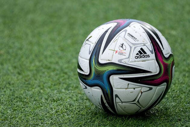 Ein Ball der Marke Adidas Conext 21 liegt auf dem Kunstrasen und zeigt das Logo der Liga, Ligalogo, Sponsor, Ballsponsor, offizieller Spielball, official Match Ball, Symbolfoto, Symbolbild, Symbol, 17.10.2021, Sinsheim (Hoffenheim) (Deutschland), Fussball, Flyeralarm Frauen-Bundesliga, TSG 1899 Hoffenheim - VfL Wolfsburg, 17.10.2021, Sinsheim (Hoffenheim) (Deutschland), Fussball, Flyeralarm Frauen-Bundesliga, TSG 1899 Hoffenheim - VfL Wolfsburg, DFB DFL REGULATIONS PROHIBIT ANY USE OF PHOTOGRAPHS AS IMAGE SEQUENCES AND OR QUASI-VIDEO. *** An Adidas Conext 21 brand ball lies on the artificial turf and features the league logo, league logo, sponsor, ball sponsor, official match ball, official match ball, symbol photo, symbol image, symbol, 17 10 2021, Sinsheim Hoffenheim Germany , football, Flyeralarm Frauen Bundesliga, TSG 1899 Hoffenheim VfL Wolfsburg, 17 10 2021, Sinsheim Hoffenheim Germany , Football, Flyeralarm Frauen Bundesliga, TSG 1899 Hoffenheim VfL Wolfsburg, DFB DFL REGULATES PROHIBIT ANY USE OF PHOTOGRAPHS AS IMAGE SEQUENCES AND OR QUASI VIDEO xozx