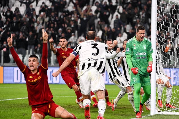 Sport Bilder des Tages Photo Marco Alpozzi LaPresse October 17, 2021 Turin, Italy soccer Juventus Vs Roma - Italian Football Championship League A TIM 2021 2022 - Allianz Stadium In the pic: Wojciech Szczesny (Juventus F.C.); Giorgio Chiellini (Juventus F.C.); celebrate  Copyright: xMarcoxAlpozzi LaPressex