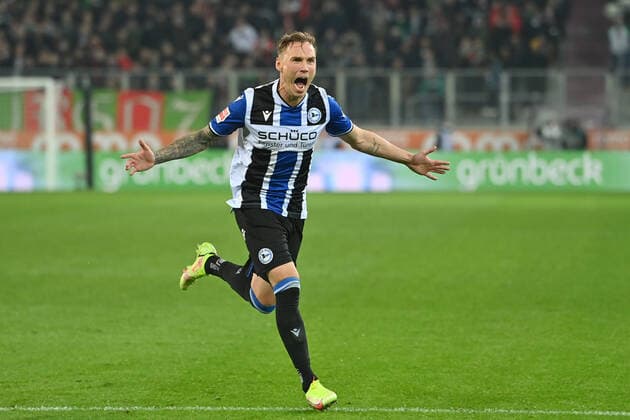 Sport Themen der Woche KW41 Sport Bilder des Tages Torjubel Jacob Barrett LAURSEN (BI) nach Tor zum 1-1, Jubel,Freude,Begeisterung, Aktion,Einzelaktion,Einzelbild, Freisteller,Ganzkoerperaufnahme,ganze Figur Fussball 1. Bundesliga Saison 2021 2022, 8.Spieltag, Spieltag08, FC Augsburg -DSC Arminia Bielefeld 1-1 am 17.10.2021 WWK ARENA in Augsburg, *** Goal celebration Jacob Barrett LAURSEN BI after goal to the 1 1, jubilation, joy, enthusiasm, action, single action, single picture, cropped picture, whole body shot, whole figure Football 1 Bundesliga season 2021 2022, 8 Spieltag, Spieltag08, FC Augsburg DSC Arminia Bielefeld 1 1 on 17 10 2021 WWK ARENA in Augsburg,