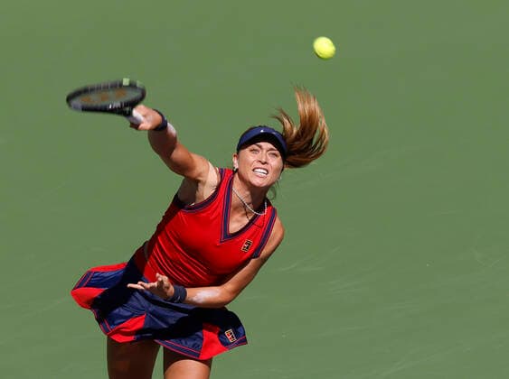 October 17, 2021 Paula Badosa of Spain serves against Victoria Azarenka of Belarus during the finals of the 2021 BNP Paribas Open at Indian Wells Tennis Garden in Indian Wells, California. Mandatory Photo Credit : CSM Indian Wells United States of America - ZUMAc04_ 20211017_zaf_c04_005 Copyright: xCharlesxBausx