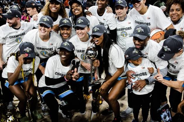 Sport Themen der Woche KW41 Sport Bilder des Tages South Loop Chicago Sky players pose with the trophy on October 17, 2021 at Wintrust Arena Shaina Benhiyoun SPP Women?s National Basketball Association Finals Game 4 - Chicago Sky vs Phoenix Mercury - Wintrust Arena 