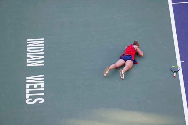 Sport Bilder des Tages October 17, 2021 Paula Badosa of Spain celebrates winning match point against Victoria Azarenka of Belarus during the finals of the 2021 BNP Paribas Open at Indian Wells Tennis Garden in Indian Wells, California. Mandatory Photo Credit : CSM Indian Wells United States of America - ZUMAc04_ 20211017_zaf_c04_101 Copyright: xCharlesxBausx
