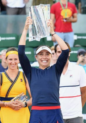 INDIAN WELLS, CA - OCTOBER 17: Paula Badosa of Spain holds the winners trophy over her head after Badosa defeated Victoria Azarenka of Belarus to become the 2021 BNP Paribas Open Champion in a finals tennis match played on October 17, 2021 at the Indian Wells Tennis Garden in Indian Wells, CA. (Photo by John Cordes Icon Sportswire) TENNIS: OCT 17 BNP Paribas Open Icon506211017700