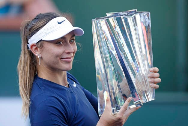 October 17, 2021 Paula Badosa of Spain poses with the winner s trophy after winning the finals match against Victoria Azarenka of Belarus during the 2021 BNP Paribas Open at Indian Wells Tennis Garden in Indian Wells, California. Mandatory Photo Credit : CSM Indian Wells United States of America - ZUMAc04_ 20211017_zaf_c04_112 Copyright: xCharlesxBausx