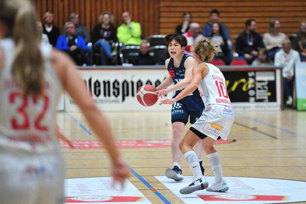 Basketball DBBL 05 Matchday GiroLive Panthers Osnabrück Eisvögel USC Freiburg on 17 10 2021 in the OSC Hall in Osnabrück Shiori Yasuma Freiburg in a duel with Jenny Strozyk Osnabrück BK