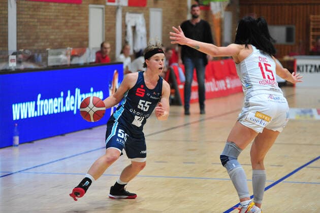 Basketball DBBL 05 Matchday GiroLive Panthers Osnabrück Eisvögel USC Freiburg on 17 10 2021 in the OSC Hall in Osnabrück Pauline Mayer Freiburg in a duel with Milica Cuic Osnabrück BK