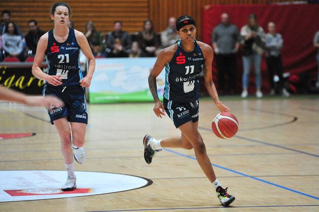 Basketball DBBL 05 Matchday GiroLive Panthers Osnabrück Eisvögel USC Freiburg on 17 10 2021 at the OSC Halle in Osnabrück Hannah Little Freiburg setting up the game BK