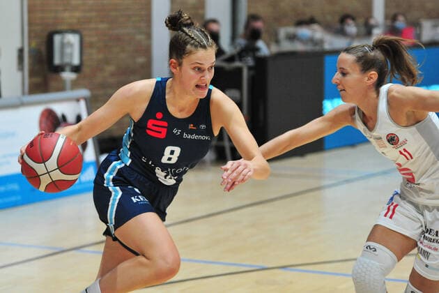 Basketball DBBL 05 Matchday GiroLive Panthers Osnabrück Eisvögel USC Freiburg on 17 10 2021 in the OSC Hall in Osnabrück Luisa Nufer Freiburg in a duel with Eva Rupnik Osnabrück BK
