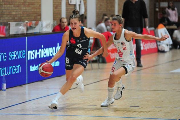 Basketball DBBL 05 Matchday GiroLive Panthers Osnabrück Eisvögel USC Freiburg on 17 10 2021 in the OSC Hall in Osnabrück Luisa Nufer Freiburg in a duel with Jenny Strozyk Osnabrück BK