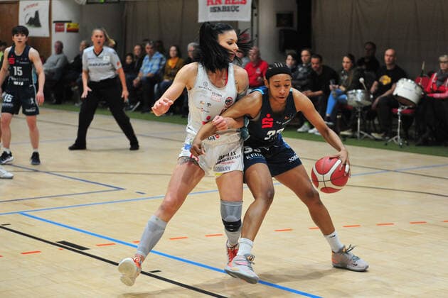 Basketball DBBL 05 Matchday GiroLive Panthers Osnabrück Eisvögel USC Freiburg on 17 10 2021 in the OSC Hall in Osnabrück Christa Reed Freiburg in a duel with Milica Cuic Osnabrück BK