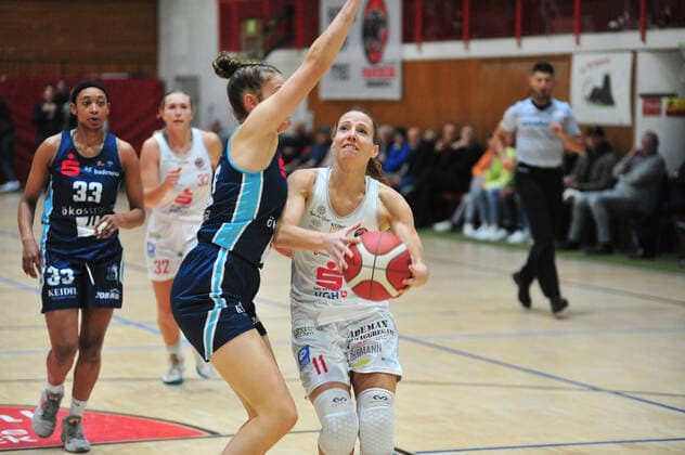 Basketball DBBL 05 Matchday GiroLive Panthers Osnabrück Eisvögel USC Freiburg on 17 10 2021 in the OSC Hall in Osnabrück Eva Rupnik Osnabrück in duel with Luisa Nufer Freiburg BK