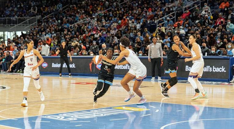 October 17, 2021, Chicago, Illinois, U.S.A: Kahleah Copper takes the ball to score in the game. Her team (Chicago Sky) would go on to win the 2021 WNBA, Basketball Damen, USA Finals. Chicago U.S.A. - ZUMAj161 20211017_znp_j161_006 Copyright: xKennethxJohnsonx