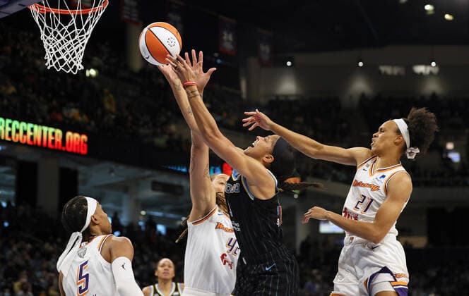October 17, 2021: Sky s Candace Parker (3) goes up for a lay-up against Mercury s Brittney Griner (42) and Brianna Turner (21) in the 1st quarter of game 4 of the WNBA, Basketball Damen, USA finals between the Chicago Sky and the Phoenix Mercury on Sunday, Oct. 17, 2021, at Wintrust Arena in Chicago. - ZUMAm67_ 0138839391st Copyright: xStaceyxWescottx