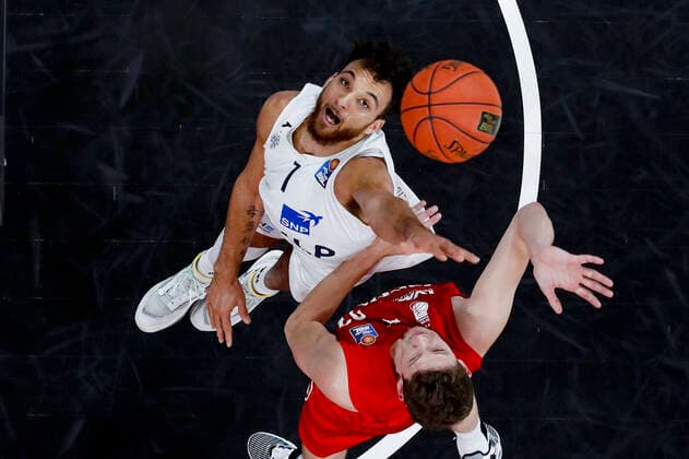 Top Brekkott Chapman MLP Academics Heidelberg, 01 Bottom Patrick Heckmann Brose Bamberg, 33 Brose Bamberg MLP Academics Heidelberg easyCredit BBL Basketball Bundesliga Saison 2021 22 Spieltag 4, 17 10 2021 Bamberg, Brose Arena Copyright: DanielxLöb