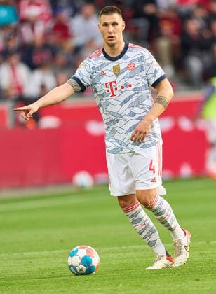 Niklas SUELE, SÜLE, FCB 4 in the match BAYER 04 LEVERKUSEN - FC BAYERN MUENCHEN 1-5 1.German Football League on October 17, 2021 in Leverkusen, Germany. Season 2021 2022, matchday 8, 1.Bundesliga, FCB, München, 8.Spieltag.