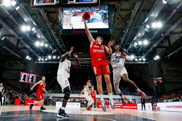 Center Patrick Heckmann Brose Bamberg, 33 Left Osasumwen Osaghae MLP Academics Heidelberg, 29 Right Robert Lowery MLP Academics Heidelberg, 03 Brose Bamberg MLP Academics Heidelberg easyCredit BBL Basketball Bundesliga Saison 2021 22 Spieltag 4, 17 10 2021 Bamberg, Brose Arena Copyright: DanielxLöb