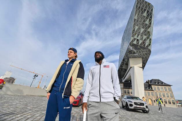 Belgian Zizou Bergs and US Frances Tiafoe pictured during a surprising stunt of the tennis players at the kick-off of the European Open Tennis ATP, Tennis Herren tournament, at the Havenhuis, in Antwerp, Monday 18 October 2021. DIRKxWAEM  x3116049x