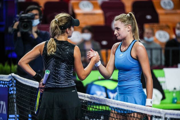MOSCOW, RUSSIA - OCTOBER 18, 2021: Russia s Anna Kalinskaya (L) and Ukraine s Dayana Yastremska shake hands after their VTB Kremlin Cup 2021 tennis match at the Luzhniki Palace of Sports. Mikhail Tereshchenko TASS  TS114950