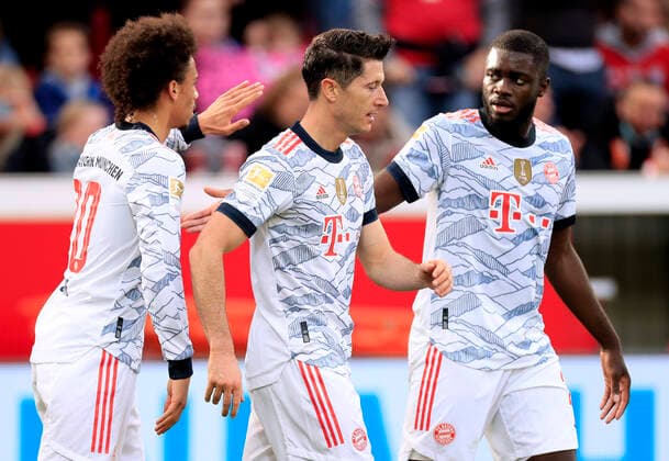 LEWANDOWSKI Robert Team FC Bayern Muenchen cheering with SANE Leroy and UPAMECANO Dayot 1 Football Bundesliga Season 2021 2022 Match Bayer 04 Leverkusen FC Bayern Muenchen 1 5 on 17 10 2021 in Leverkusen DFL REGULATIONS PROHIBIT ANY USE OF PHOTOGRAPHS as IMAGE SEQUENCES and or QUASI VIDEO