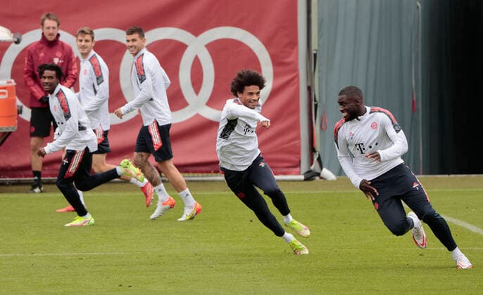 19 10 2021, final training FC Bayern Muenchen, Saebenerstrasse Muenchen, football, sports, in the picture Maximilian Pelka FCB , Omar Richards FCB , Stanisic FCB , Lucas Hernandez FCB look on Leroy Sane FCB and Dayot Upamecano FCB.
