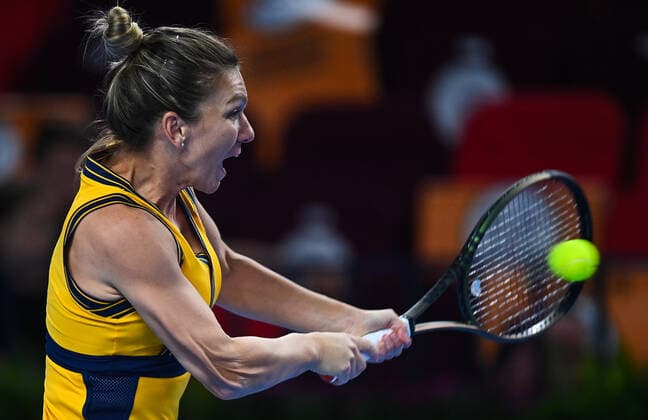 Sport Bilder des Tages 6675485 19.10.2021 Romania s Simona Halep returns a shot during the women s singles first round tennis match against Russia s Anastasia Potapova at the Kremlin Cup, in Moscow, Russia. Vladimir Astapkovich Sputnik Russia Tennis Kremlin Cup  2d6b2c7d0ddc609e