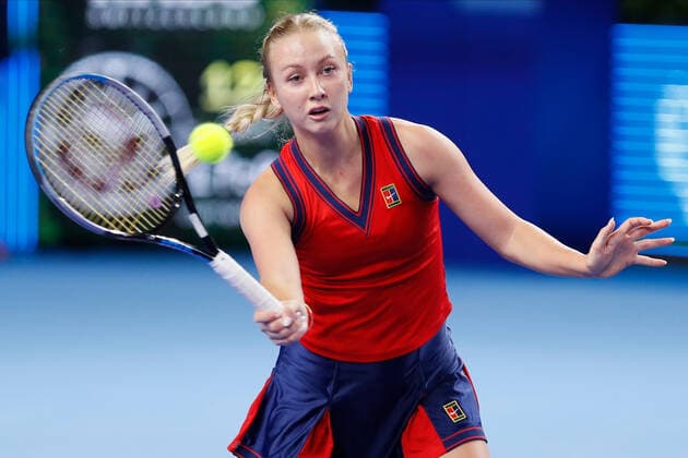 VTB Kremlin Cup 2021 International Tennis Tournament Anastasia Potapova of Russia returns the ball to Simona Halep of Romania during the women s singles Round of 32 tennis match of the WTA, Tennis Damen 500 VTB Kremlin Cup 2021 International Tennis Tournament at the Irina Viner-Usmanova Gymnastics Palace on October 19, 2021 in Moscow, Russia. Moscow Russia  Copyright: xMikexKireevx kireev-notitle211019_np7Qw