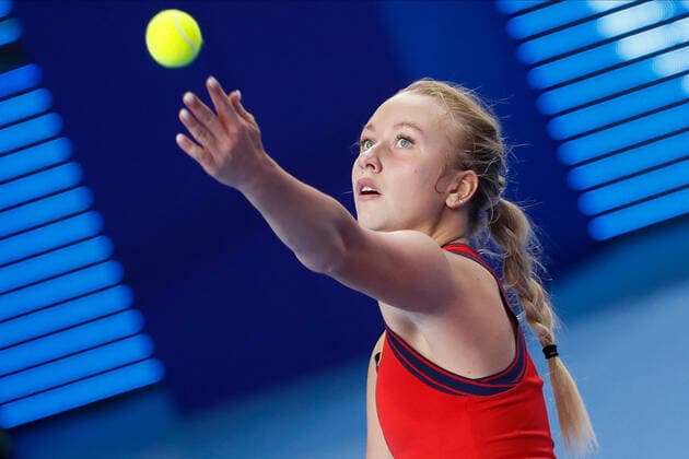 VTB Kremlin Cup 2021 International Tennis Tournament Anastasia Potapova of Russia serves the ball to Simona Halep of Romania during the women s singles Round of 32 tennis match of the WTA, Tennis Damen 500 VTB Kremlin Cup 2021 International Tennis Tournament at the Irina Viner-Usmanova Gymnastics Palace on October 19, 2021 in Moscow, Russia. Moscow Russia  Copyright: xMikexKireevx kireev-notitle211019_npBqX
