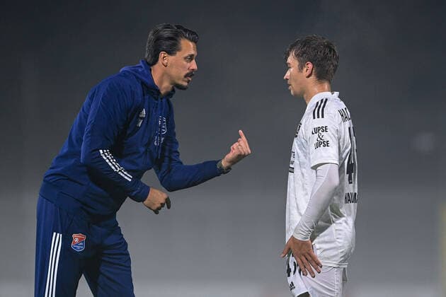 Sport Themen der Woche KW42 Sport Bilder des Tages v.li.: Trainer Sandro Wagner (Unterhaching) erklärt Daniel Hausmann (Unterhaching, 43) nach dem Spiel eine Spielszene, 19.10.2021, Aschaffenburg (Deutschland), Fussball, Regionalliga Bayern, SV Viktoria Aschaffenburg - SpVgg Unterhaching *** f li Coach Sandro Wagner Unterhaching explains Daniel Hausmann Unterhaching, 43 after the game a game scene, 19 10 2021, Aschaffenburg Germany , Football, Regionalliga Bayern, SV Viktoria Aschaffenburg SpVgg Unterhaching xslx
