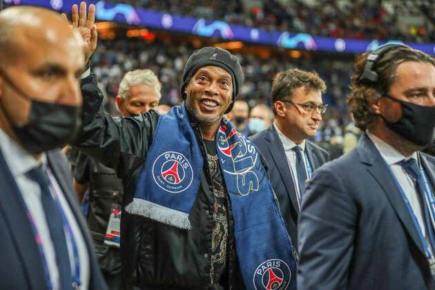 Bilder des Jahres 2021, Sport 10 Oktober Sport Themen der Woche KW42 Sport Bilder des Tages Ehrenrunde Ronaldinho Gaucho, FRA, Paris Saint-Germain PSG vs. RB Leipzig, UEFA Champions League - Gruppe A, Gruppenphase, 3. Spieltag, Spielzeit 2021 2022, 19.10.2021, DFB DFL regulations prohibit any use of photographs as image sequences and or quasi-video., FRA, Paris Saint-Germain PSG vs. RB Leipzig, UEFA Champions League - Gruppe A, Gruppenphase, 3. Spieltag, Spielzeit 2021 2022, 19.10.2021 Paris *** Lap of Honour Ronaldinho Gaucho, FRA, Paris Saint Germain PSG vs RB Leipzig, UEFA Champions League Group A, Group Stage, Matchday 3, Season 2021 2022, 19 10 2021, DFB DFL regulations prohibit any use of photographs as image sequences and or quasi video , FRA, Paris Saint Germain PSG vs RB Leipzig, UEFA Champions League Group A, Group Stage, Matchday 3, Season 2021 2022, 19 10 2021 Paris Copyright: xEibner-Pressefoto GabrielxBoiax EP_EER