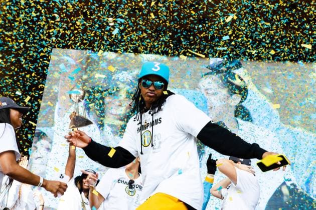 Sport Bilder des Tages The Loop Chicago Sky player Diamond DeShields dances on stage during the Chicago Sky Championship Parade and Rally on October 19, 2021 at the Pritzker Pavilion Shaina Benhiyoun SPP Chicago Sky 2021 Championship Parade and Rally 
