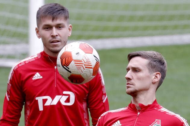 MOSCOW, RUSSIA - OCTOBER 20, 2021: Lokomotiv Moscow s Rifat Zhemaletdinov (L) and Dmitry Zhivoglyadov practice during a training session ahead of the 2021-22 UEFA Europa League Group Stage match against Galatasaray scheduled for October 21, at Luzhniki Stadium. Mikhail Japaridze TASS  TS114DF8