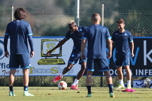 Football, EL, SSC Napoli training SSC Napoli s Nigerian striker Victor Osimhen controls the ball during training the day before the europa league match SSC Napoli - Legia Warsaw, at the Konami training center Castel Volturno, Caserta, southern Italy, on October 20, 2021. ABPH0191 Copyright: xAntonioxBalascox