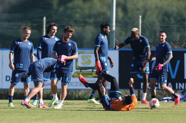 Football, EL, SSC Napoli training SSC Napoli s Belgium striker Dries Mertens (L) smiles with SSC Napoli s Columbian goalkeeper David Ospina during training the day before the europa league match SSC Napoli - Legia Warsaw, at the Konami training center Castel Volturno, Caserta, southern Italy, on October 20, 2021. ABPH0274 Copyright: xAntonioxBalascox