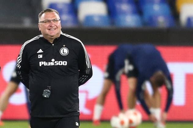 Football, EL, Legia Warsaw training Legia Varsavia s Polish coach Czeslaw Michniewicz looks during Legia VarsaviaÕs training the day before the europa league match SSC Napoli - Legia Warsaw, at the Diego Armando Maradona stadium, southern Italy, on October 20, 2021. ABPH0497 Copyright: xAntonioxBalascox