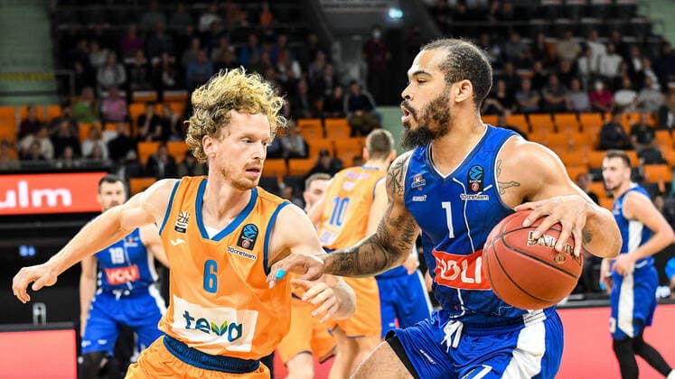 GER, EuroCup, ratiopharm ulm vs Buducnost VOLI Podgorica 20 10 2021, ratiopharm arena, Neu Ulm, GER, EuroCup, ratiopharm ulm vs Buducnost VOLI Podgorica, in picture Per Günther Guenther Ulm, 6 , Justin Cobbs Podgorica, 1 nordphotoxGmbHx xHafner nph00200