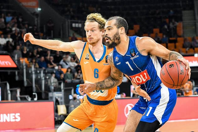 GER, EuroCup, ratiopharm ulm vs Buducnost VOLI Podgorica 20 10 2021, ratiopharm arena, Neu Ulm, GER, EuroCup, ratiopharm ulm vs Buducnost VOLI Podgorica, in picture Per Günther Guenther Ulm, 6 , Justin Cobbs Podgorica, 1 nordphotoxGmbHx xHafner nph00200