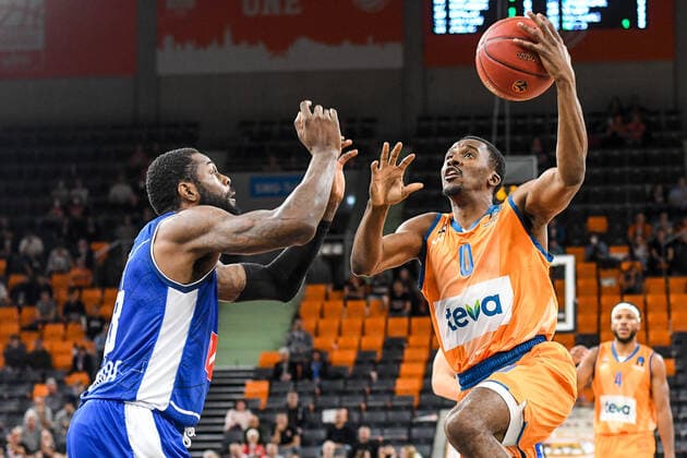 GER, EuroCup, ratiopharm ulm vs Buducnost VOLI Podgorica 20 10 2021, ratiopharm arena, Neu Ulm, GER, EuroCup, ratiopharm ulm vs Buducnost VOLI Podgorica, pictured Willie Reed Podgorica, 33 , Semaj Christon Ulm, 0 goes to the basket. nordphotoxGmbHx xHafner nph00200