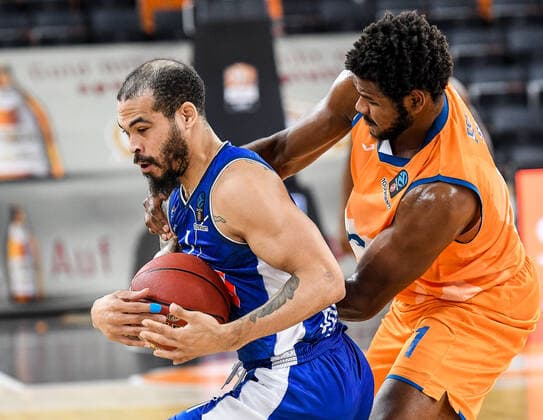 GER, EuroCup, ratiopharm ulm vs Buducnost VOLI Podgorica 20 10 2021, ratiopharm arena, Neu Ulm, GER, EuroCup, ratiopharm ulm vs Buducnost VOLI Podgorica, pictured Justin Cobbs Podgorica, 1 , Cristiano Felicio Ulm, 1 , fighting for the ball. nordphotoxGmbHx xHafner nph00200