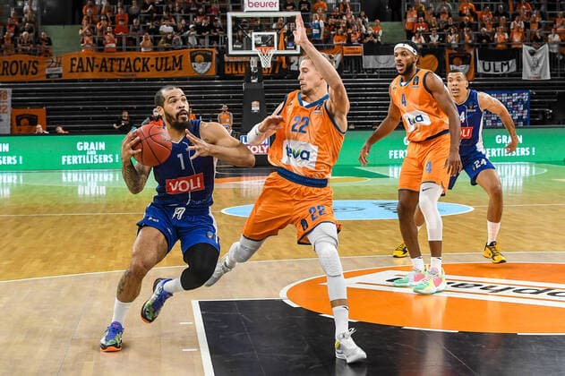 GER, EuroCup, ratiopharm ulm vs Buducnost VOLI Podgorica 20 10 2021, ratiopharm arena, Neu Ulm, GER, EuroCup, ratiopharm ulm vs Buducnost VOLI Podgorica, in picture Justin Cobbs Podgorica, 1 , Thomas Klepeisz Ulm, 22 , Jaron Blossomgame Ulm, 4 nordphotoxGmbHx xHafner nph00200
