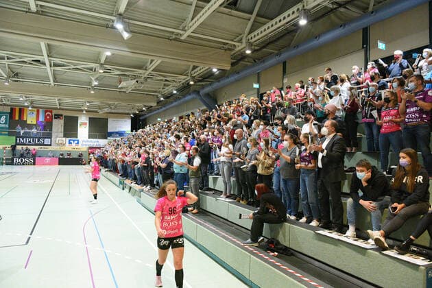 the TusSies players finally back in front of their fans TusSies Metzingen vs BSV Saschen Zwickau Handball, HBF, 6 Ligaspiel, Saison 2021 2022 , 20 10 2021 TusSies Metzingen vs BSV Saschen Zwickau Handball, HBF, 6 Ligaspiel, Saison 2021 2022 , 20 10 2021 Metzingen Copyright: xEibner-Pressefotox EP_TBR
