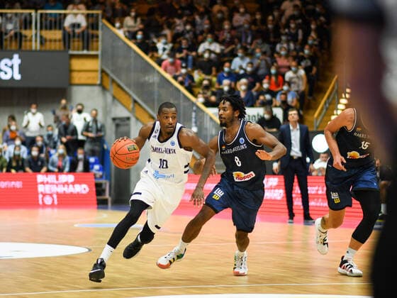 Terrell Harris Merlins Crailsheim in a duel with Jason Clark Tsmoki Minsk , GER, HAKRO Merlins Crailsheim vs Tsmoki Minsk, 20 10 2021, FIBA Europe Cup, 2 Matchday, Season 2021 2022 GER, HAKRO Merlins Crailsheim vs Tsmoki Minsk, 20 10 2021, FIBA Europe Cup, 2 Matchday, Season 2021 2022 Crailsheim Copyright: xEibner MichaelxMemmlerx EP_MMR